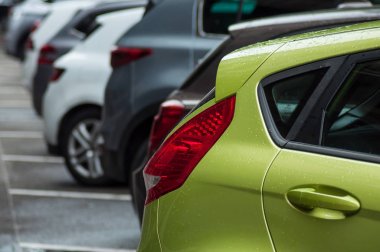 sokakta park edilmiş arka araba hizasında yağmur damlaperakende 