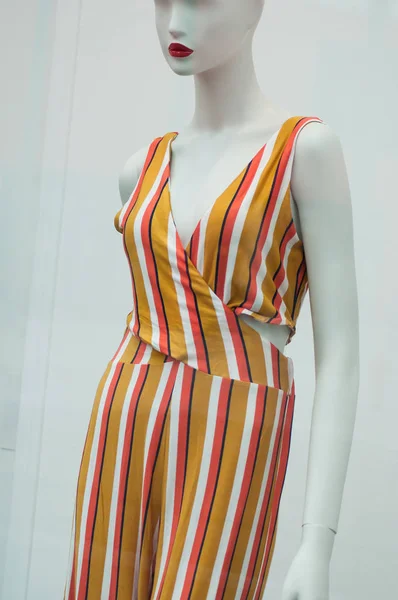 Primer plano de la ropa de verano de colores en el maniquí en las mujeres —  Fotos de Stock