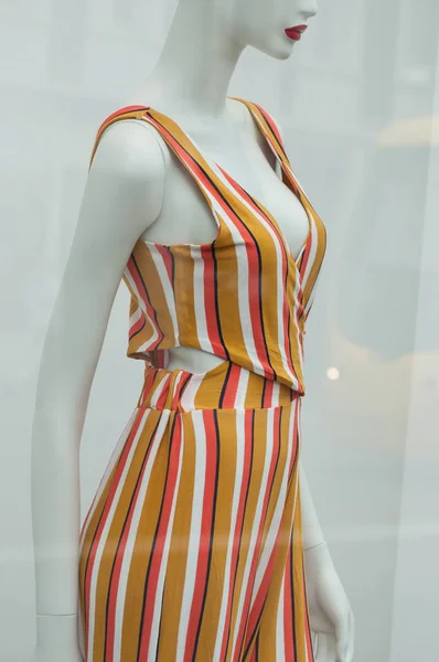 Primer plano de la ropa de verano de colores en el maniquí —  Fotos de Stock