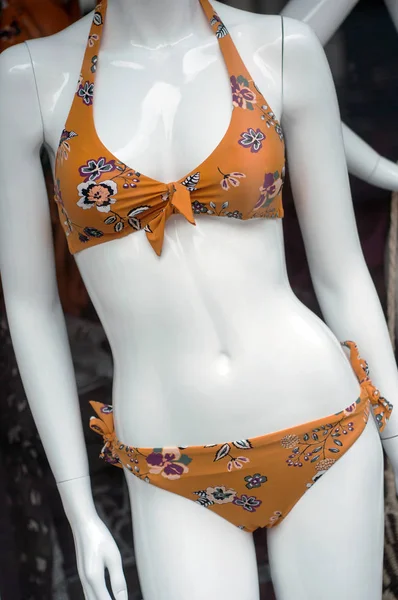 Zbliżenie pomarańczowy bikini na manekin w sklepie mody Showroom — Zdjęcie stockowe