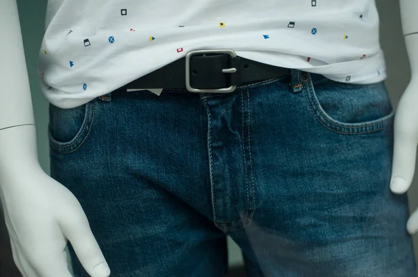 Close-up de calças de calça azul em manequim na loja de moda — Fotografia de Stock