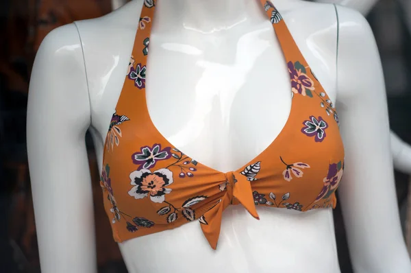 Zbliżenie pomarańczowy bikini na manekin w sklepie mody Showroom — Zdjęcie stockowe