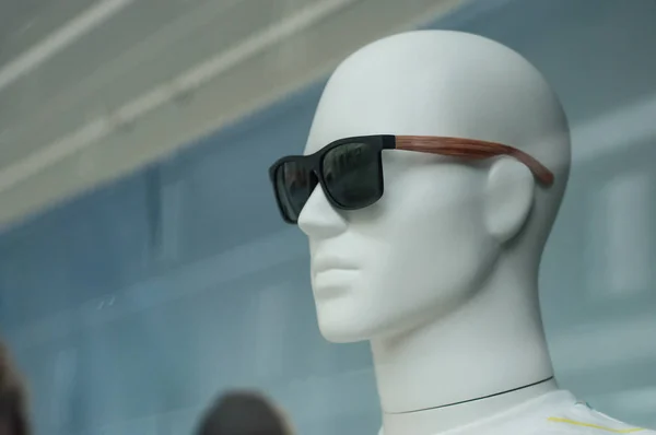 Nahaufnahme von Sonnenbrille auf Schaufensterpuppe in Modegeschäft schwowroom — Stockfoto