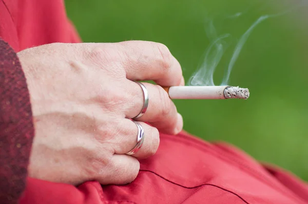 Close-up van vrouw met sigaret in buiten — Stockfoto