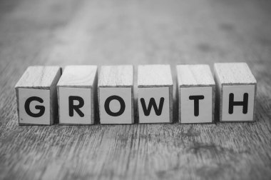 Tahta küpler ve tahta masa arkası kavramı üzerine kelime - büyüme