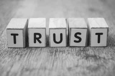  ahşap masa arka plan kavramı ahşap küp kelime - Güven