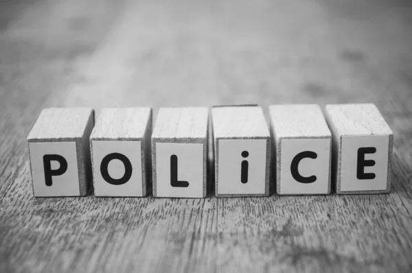 Woord op houten kubus op houten bureau achtergrond concept-politie — Stockfoto