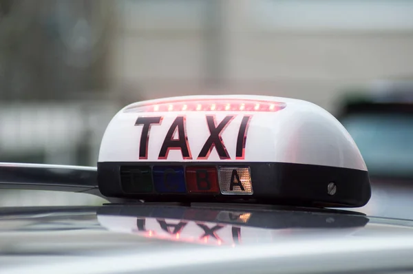 Primo piano del segno taxi sulla macchina parcheggiata in strada — Foto Stock