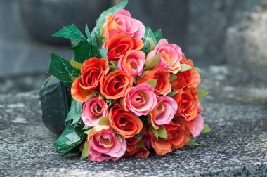 Mezarlıktaki mezardaki yapay çiçeklerin yakın çekimi.