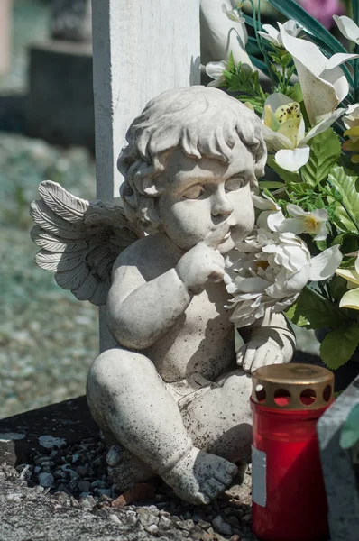 Detailní záběr zhuleného anděla na hrobce na hřbitově — Stock fotografie