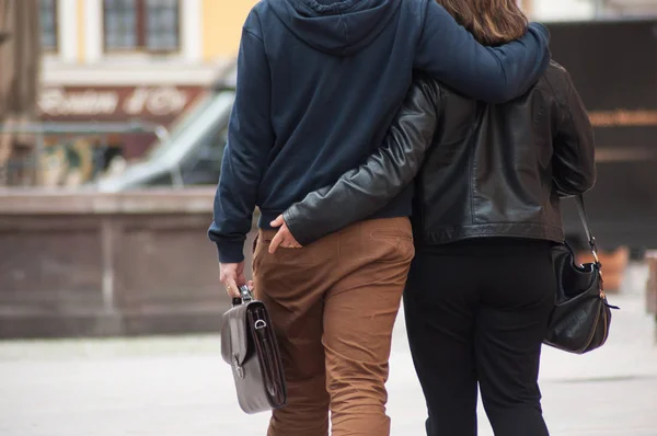 Primer plano de pareja detrás entrelazado caminar en la calle — Foto de Stock