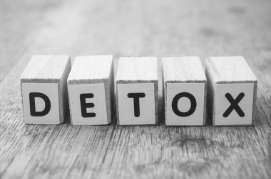 Tahta küple ilgili kelime ahşap masa arkaplanı kavramı - Detox