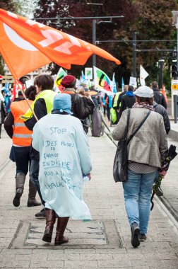 kamu hizmeti daha düşük ücret karşı bayraklı protesto insanlardan