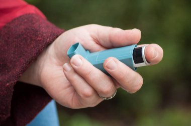 açık havada kadın elinde astım aerosol yakın çekim 