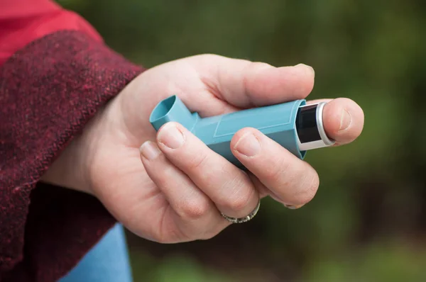Gros plan de l'asthme aérosol en main de la femme en plein air — Photo