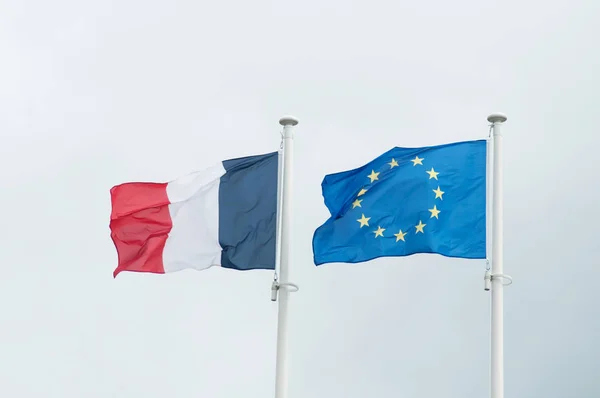 회색 하늘에 떠있는 프랑스와 유럽 국기의 클로즈업 — 스톡 사진