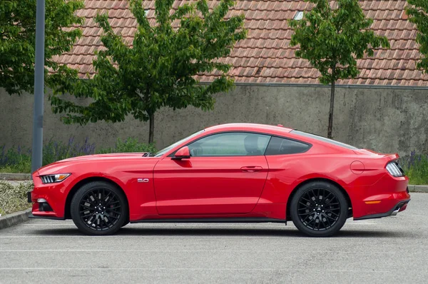 Vermelho Ford Mustang V8 GT estacionado na rua — Fotografia de Stock