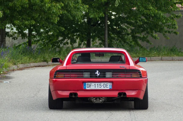 Zadní pohled na červené Ferrari 348 TS při parkování — Stock fotografie