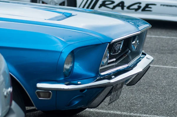 Sokakta park mavi vintage Ford Mustang closeup — Stok fotoğraf