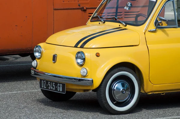 Gamle gule Fiat 500 parkeret på gaden - Stock-foto