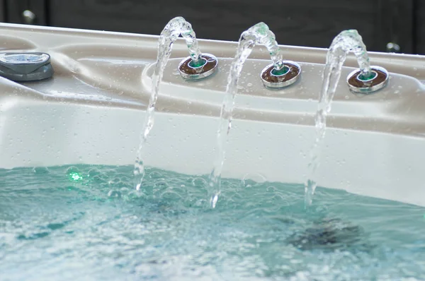 Gros plan de jet d'eau dans un bain tourbillon — Photo