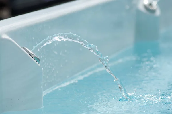 Gros plan de jet d'eau dans un bain tourbillon — Photo