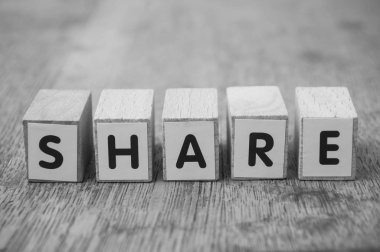  ahşap masa arka plan konsepti üzerinde ahşap küp kelime - Paylaş