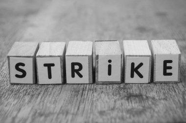  ahşap masa arka plan kavramı ahşap küp kelime - Strike
