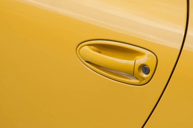 modern araba üzerindeki sarı kolu closeup