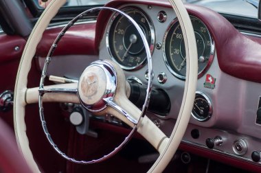 Mercedes 300sl sokakta park vintage dashrd closeup