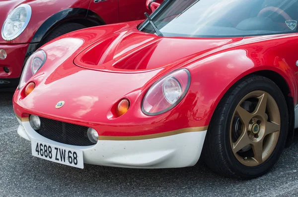Close-up van rode Lotus Elise geparkeerd in de straat — Stockfoto