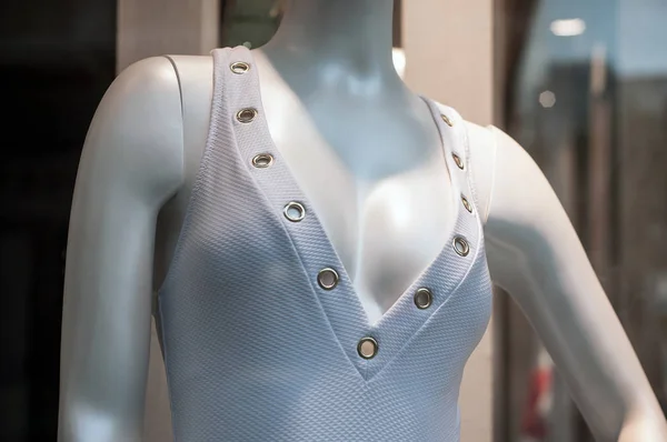 Moda mağazası showroom manken beyaz mayo yakın çekim — Stok fotoğraf