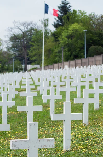 Κοντινό πλάνο της ευθυγράμμισης του Λευκού Σταυρού στο στρατιωτικό νεκροταφείο — Φωτογραφία Αρχείου