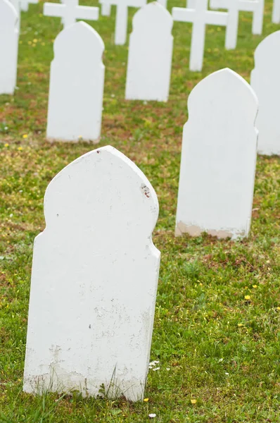 Primer plano de la alineación de las tumbas musulmanas en el cementerio militar —  Fotos de Stock