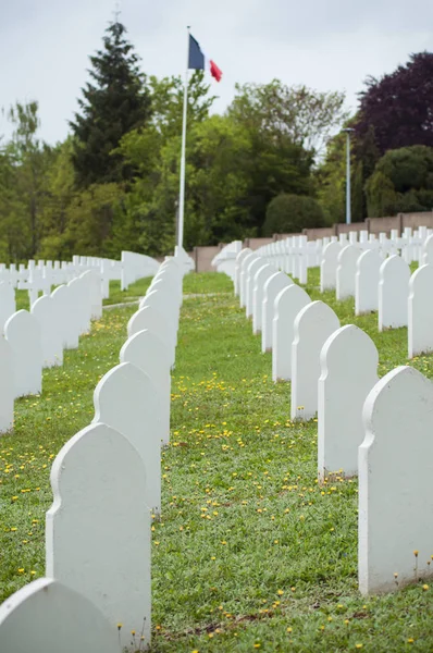 Alineación de tumbas musulmanas blancas y bandera francesa sobre fondo en el cementerio militar —  Fotos de Stock