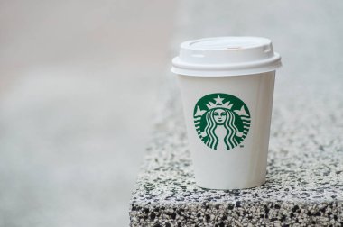 Starbuck markasından açık havada beyaz kahve kupası.