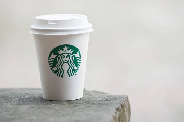 Fehér vegye el csésze kültéri Starbuck márka — Stock Fotó