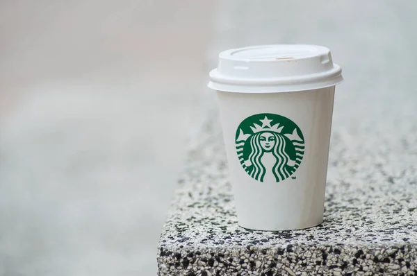 Белый Кубок на вынос от бренда Starbuck — стоковое фото