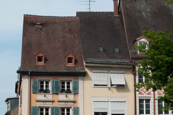 Einzelhandel mit typischer Architektur am Hauptplatz in Mülhausen — Stockfoto