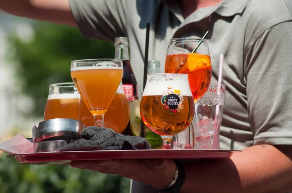 Garçom com cervejas no terraço — Fotografia de Stock