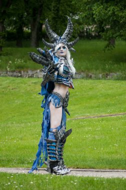 Kostüm sergisinde mangalı seksi kostümlü bir kadın.