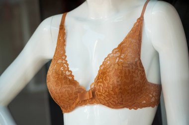 moda mağazası showroom manken turuncu sütyen closeup 