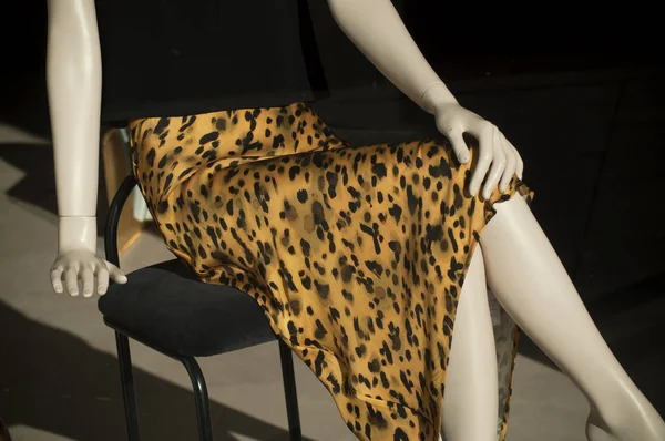 Close-up de amarelo e preto leopardo impresso saia no manequim — Fotografia de Stock