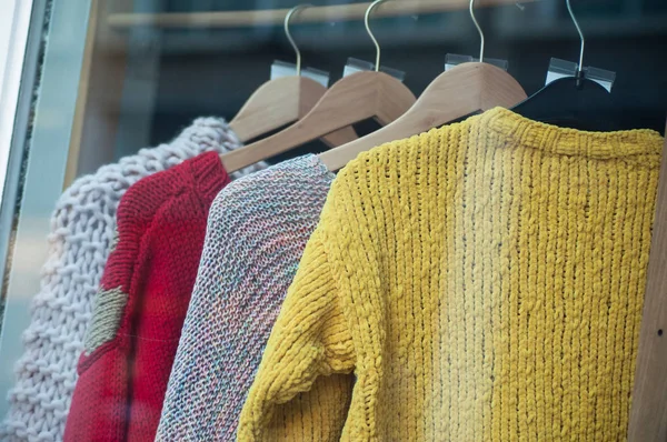 Крупный план цветного хлопкового пуловера на вешалках — стоковое фото