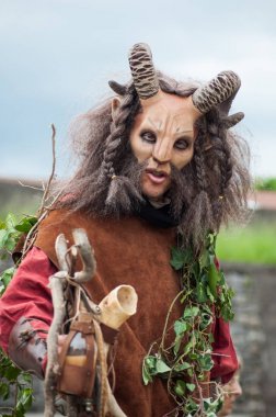 cosplay sergi olay steampunk kostüm ve boynuzları ile adam