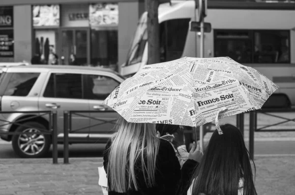 Portret dziewcząt chodzenie z parasolem na ulicy — Zdjęcie stockowe