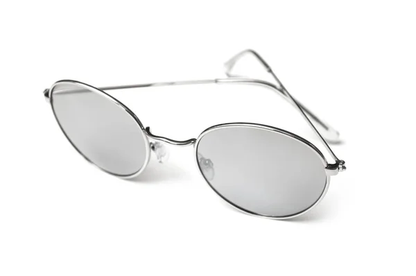 Nahaufnahme einer Sonnenbrille auf weißem Hintergrund — Stockfoto