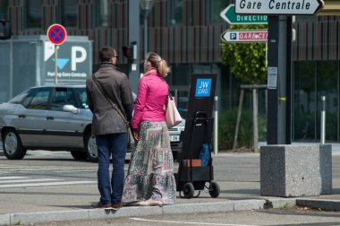 Sokakta duran Yehova Şahitleri