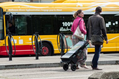 Yehova şahitleri tramvay üzerinde Fransızca metin ile sokakta yürüyen 