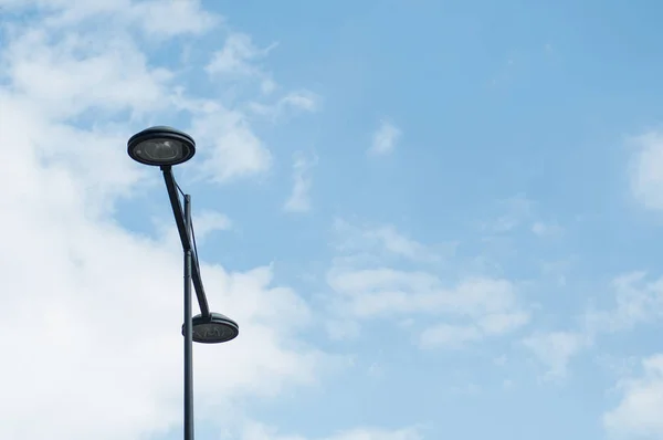 Gros plan de lampadaire sur fond de ciel bleu — Photo